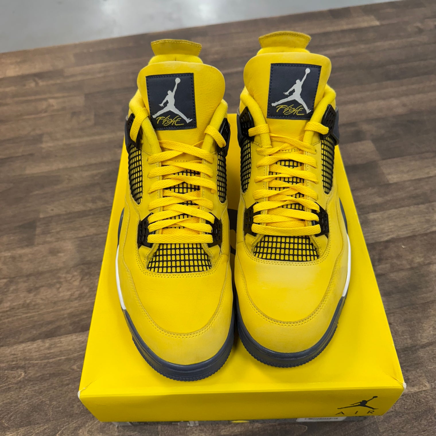 Lightning Jordan 4 Retro (USED)