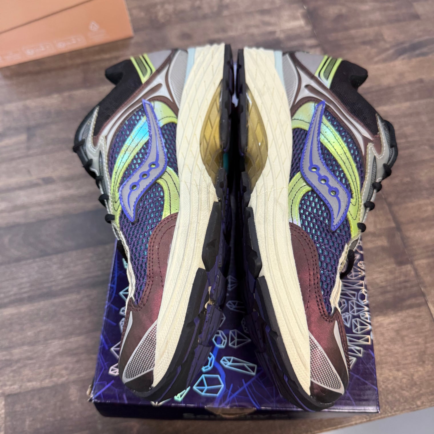 Crystal Cave Saucony ProGrid Omni 9 (USED)