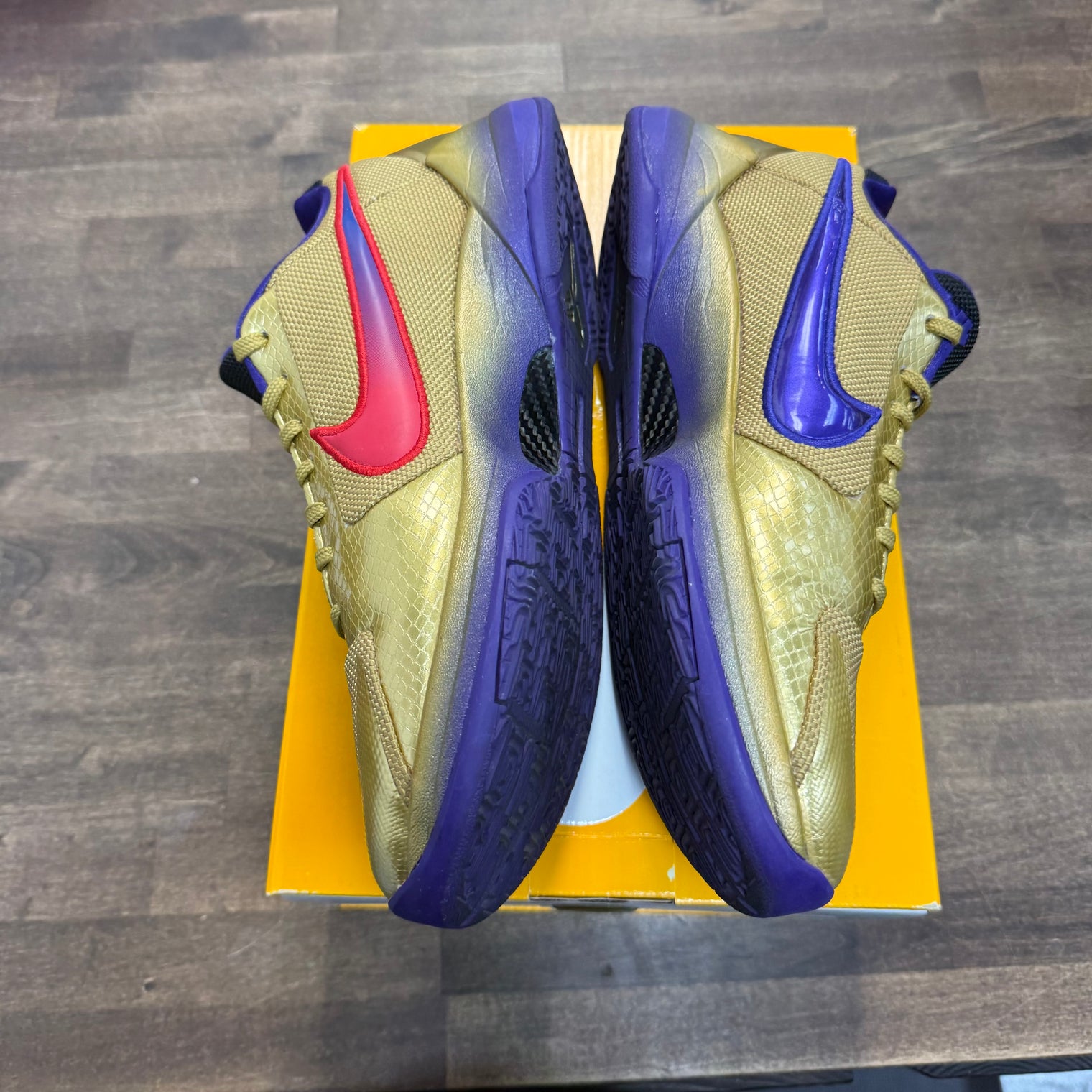 Undefeated Hall of Fame Kobe 5 (USED)