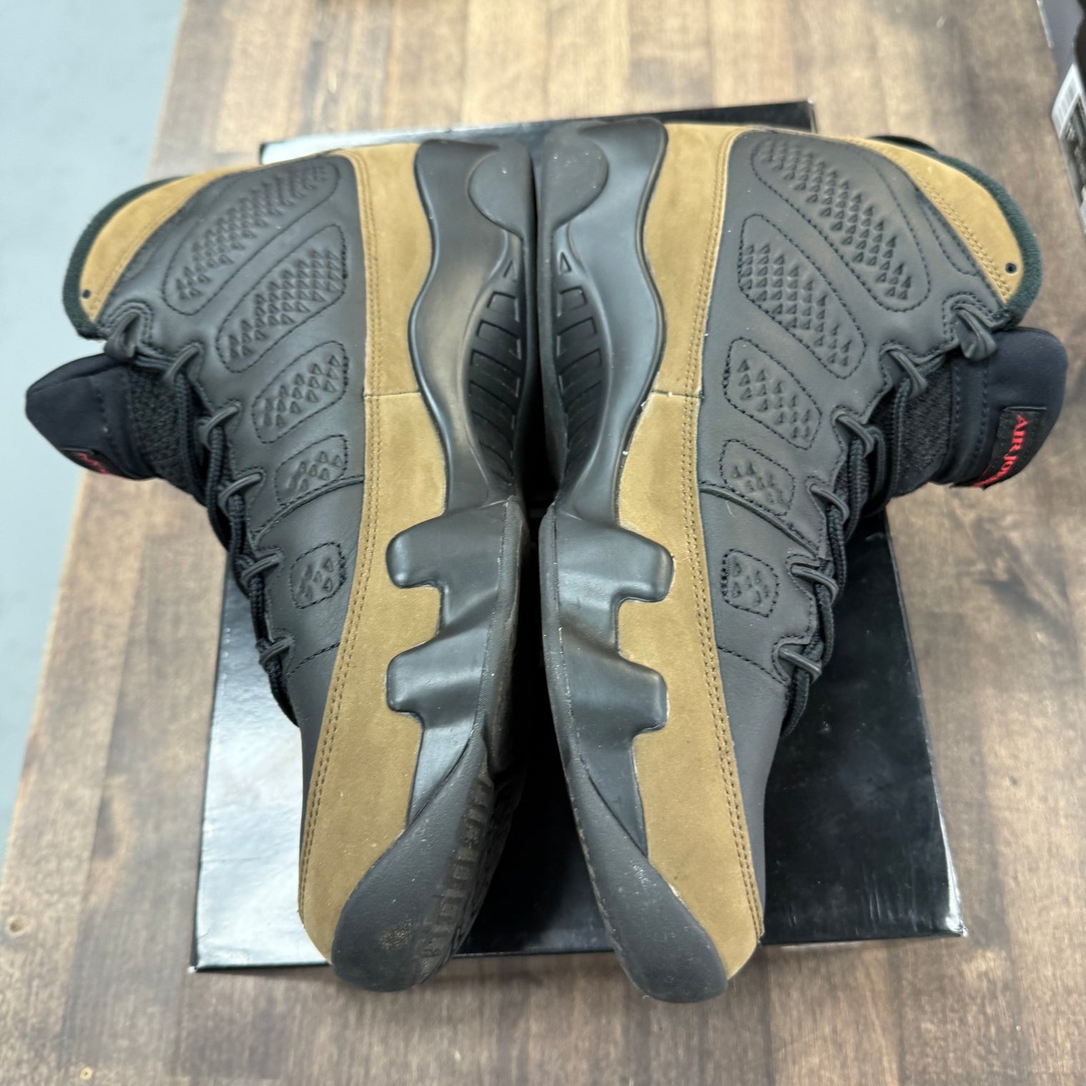 Olive Jordan 9 Retro (USED)