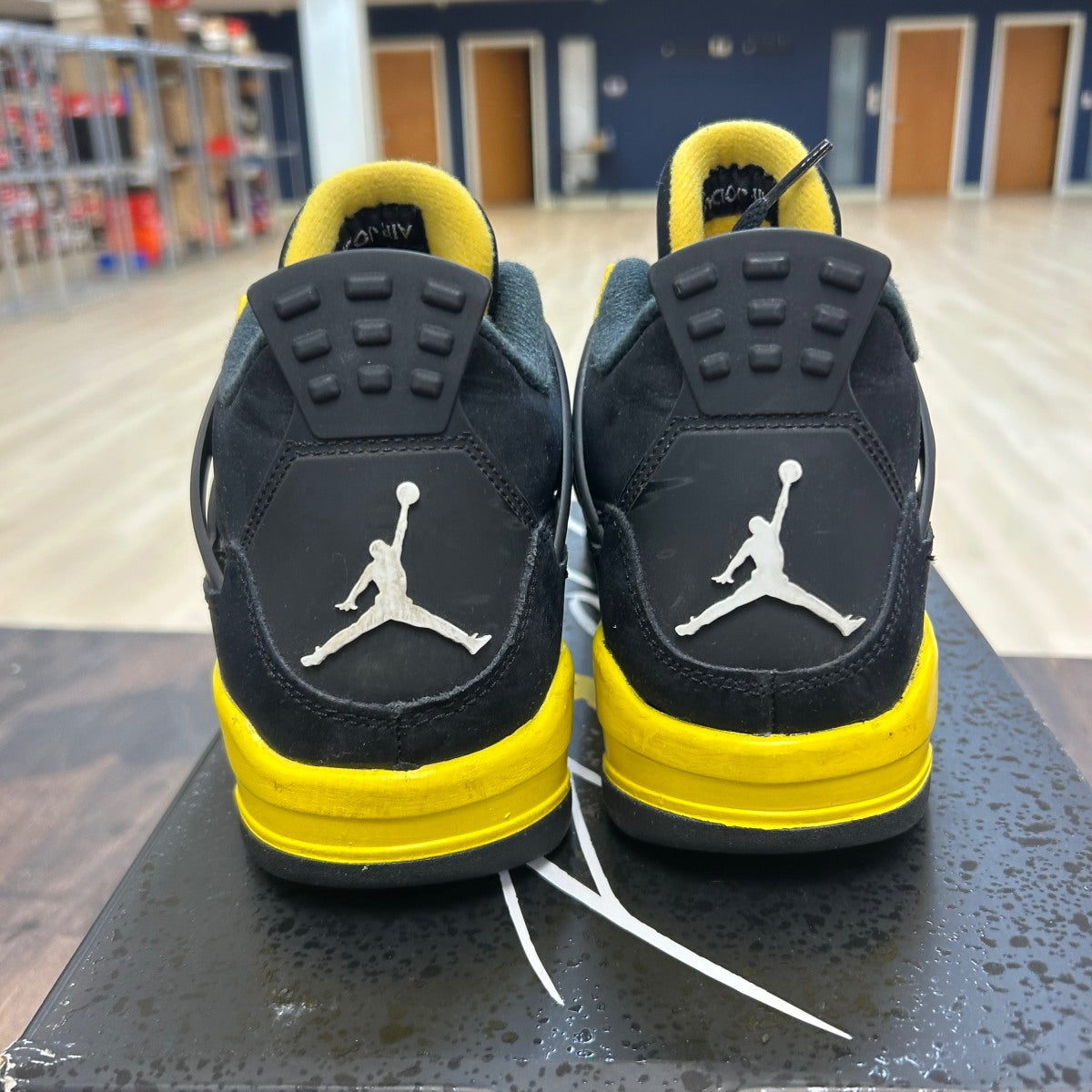 Jordan 4 Retro Thunder (2023) (GS) - Image 4