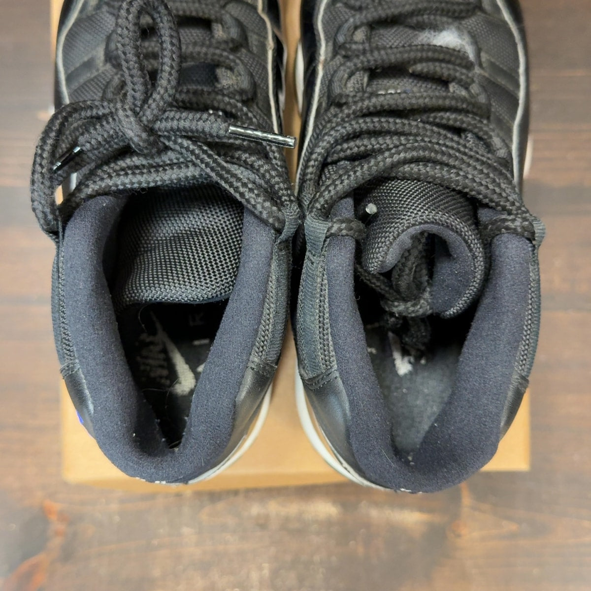 Jordan 11 Retro Space Jam (2016) Size 8 (Pre-Owned) - Image 6