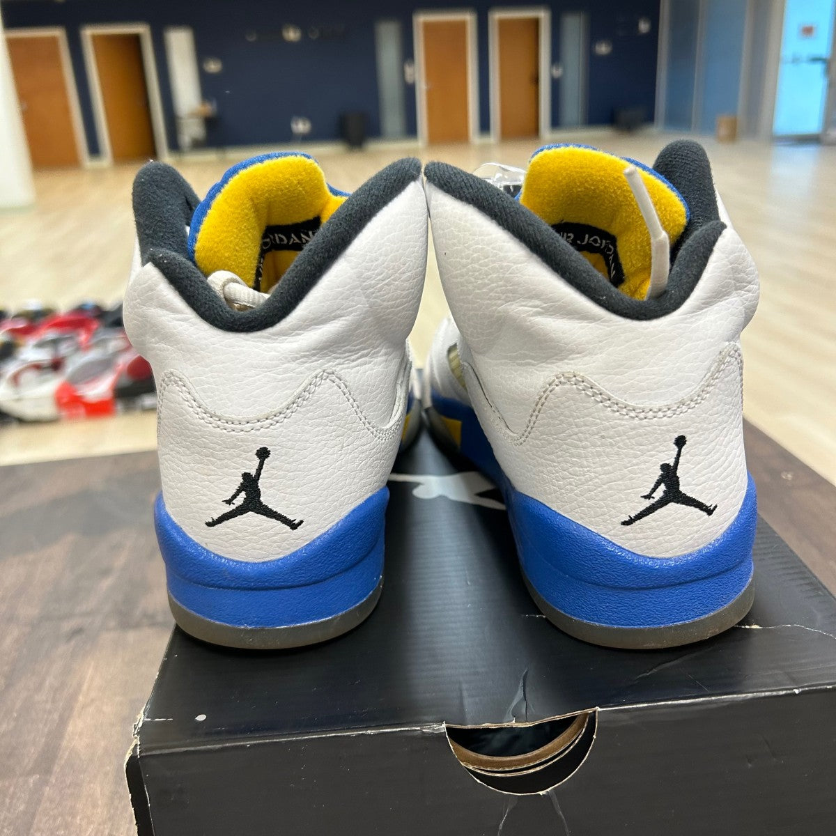 Jordan 5 Retro Laney (2013) (GS) - Image 4