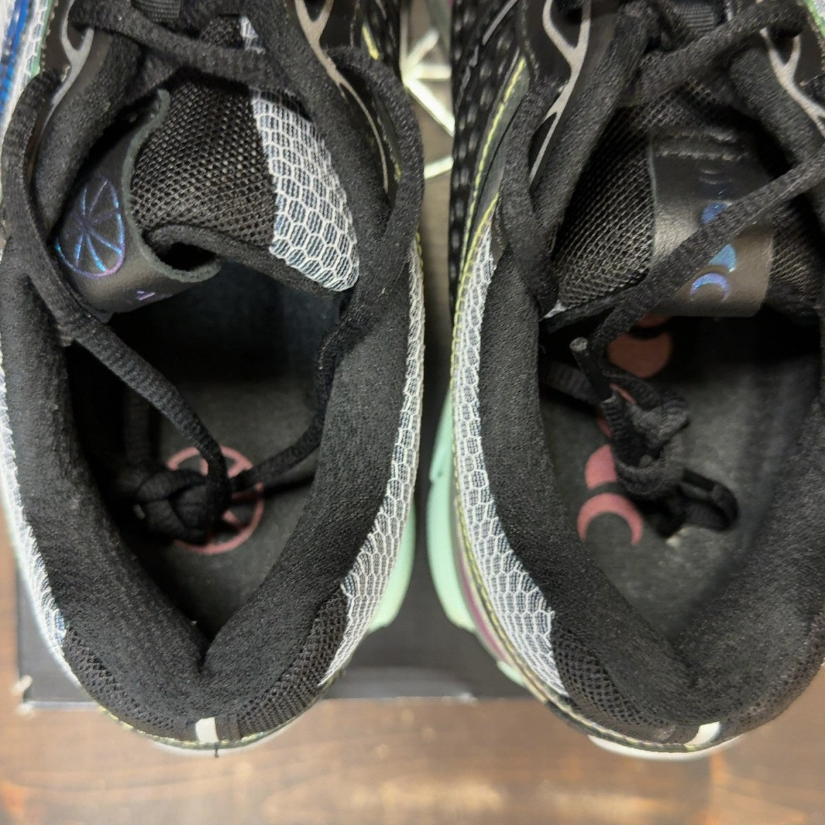 Saucony ProGrid Triumph 4 Winter Solstice Holographic Size 8.5 (Pre-Owned) - aux