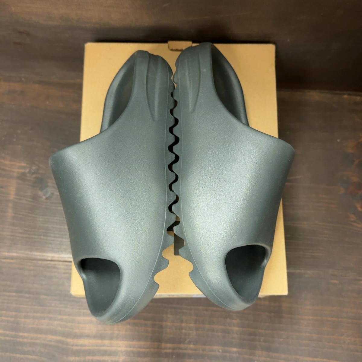 adidas Yeezy Slide Dark Onyx Size 9 - aux