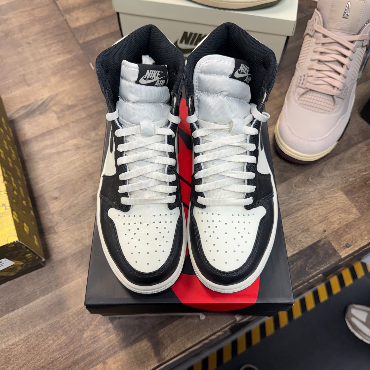 Jordan 1 Retro High Dark Mocha (US 8.5) (Lightly Worn)