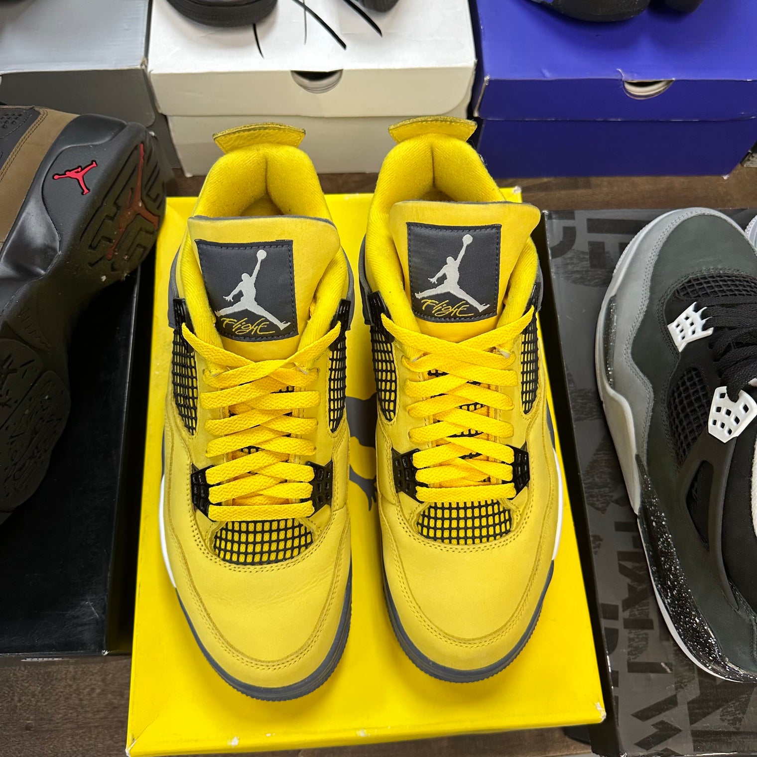 Lightning Jordan 4 Retro (USED)