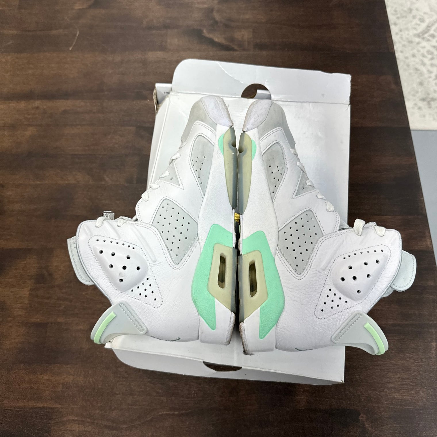 (W) Mint Jordan 6 (USED)