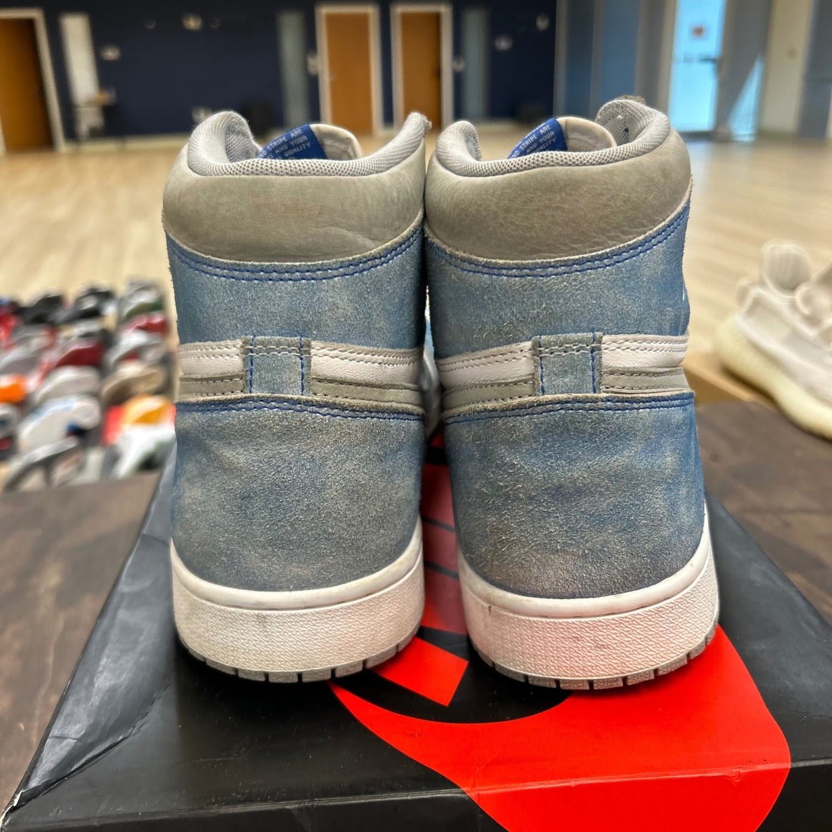 Jordan 1 Retro High OG Hyper Royal - Image 4