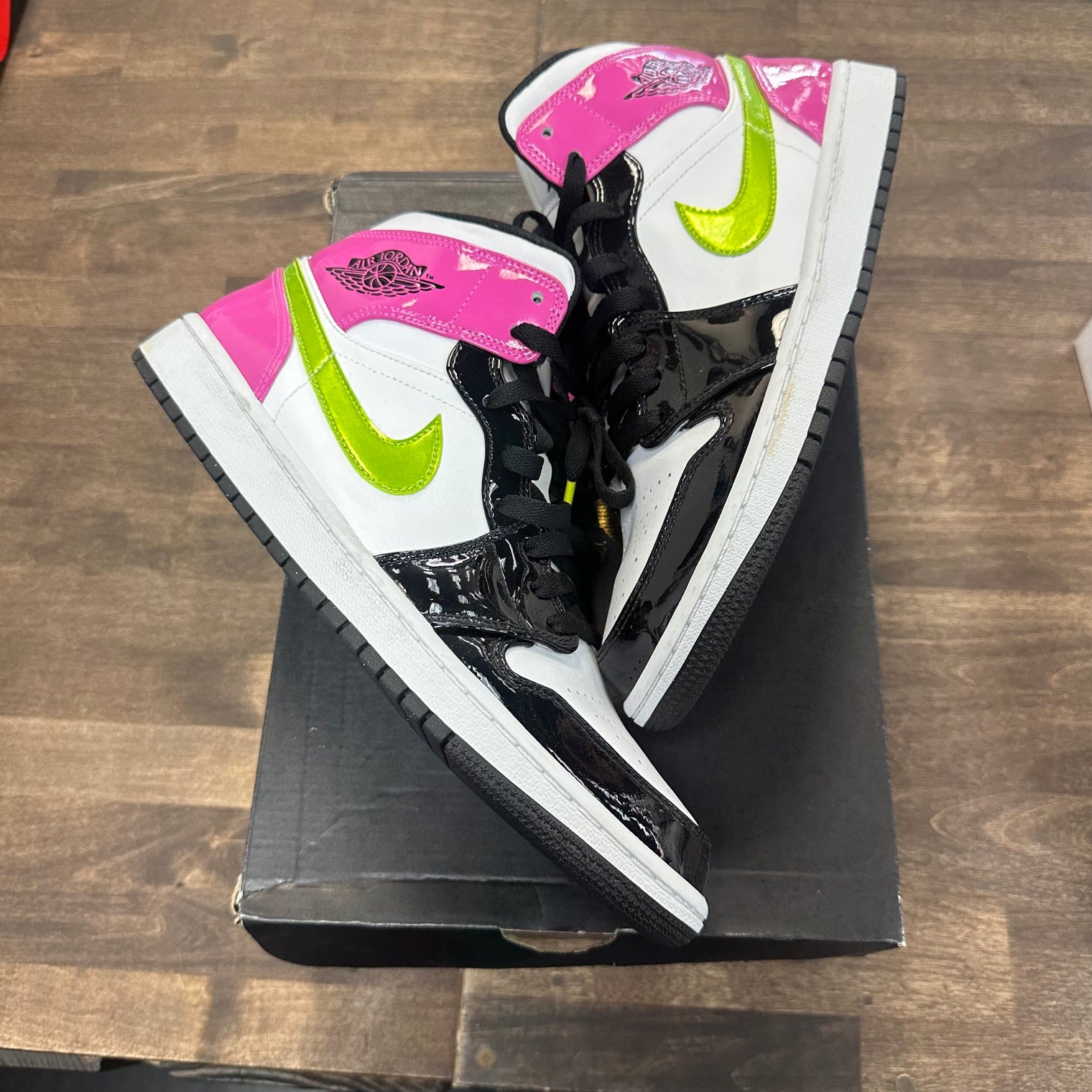 Black White Cyber Pink Jordan 1 Mid (USED)