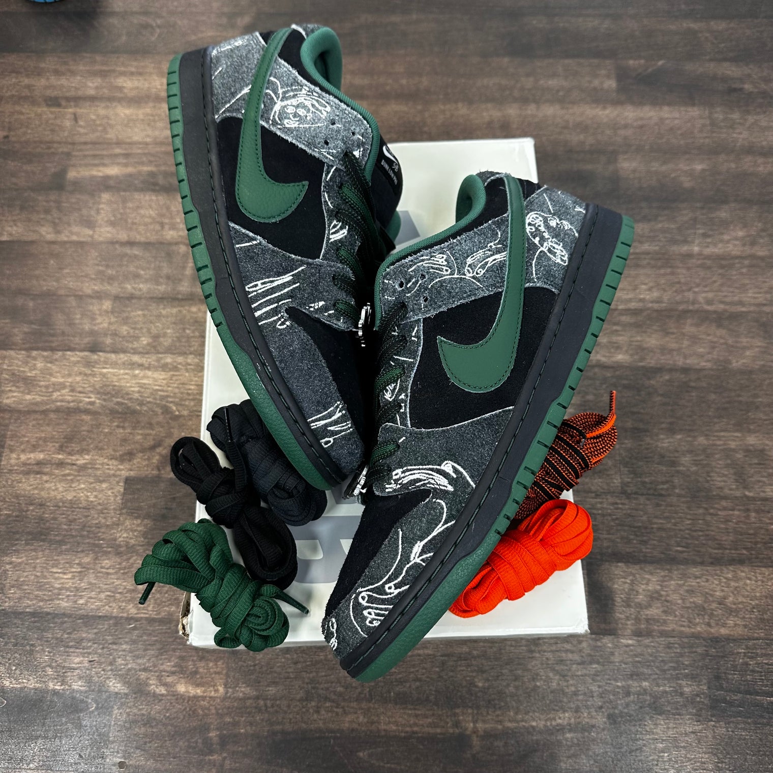 There Skateboards Nike SB Dunk Low (USED)