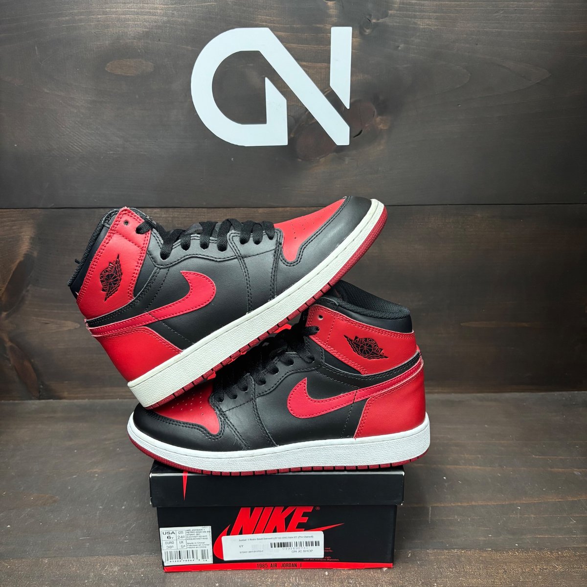 Jordan 1 Retro Bred Banned (2016) (GS) Size 6Y (Pre-Owned) - front