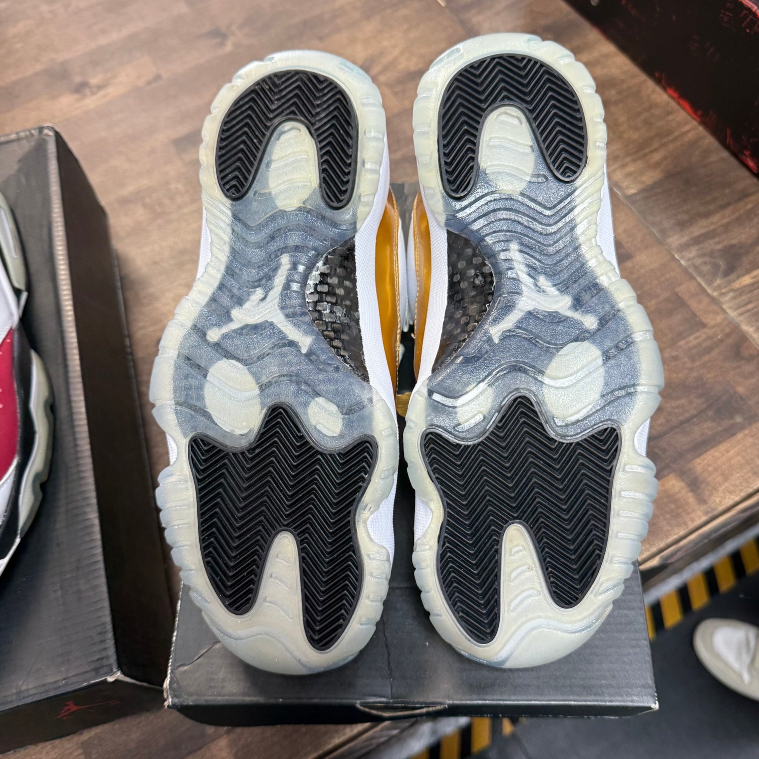 Closing Ceremony Jordan 11 Retro Low (USED)