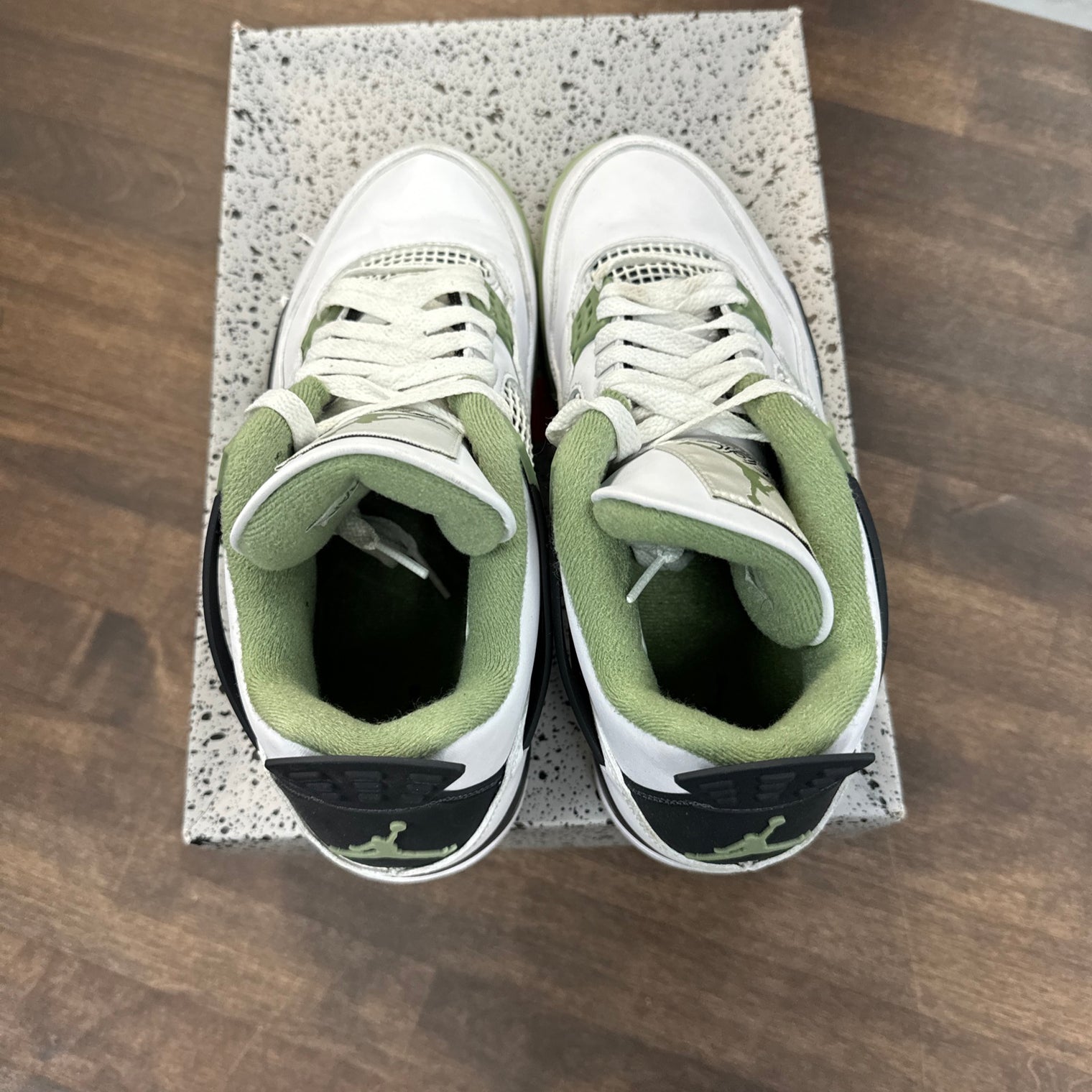 Seafoam Jordan 4 (USED, no lid)