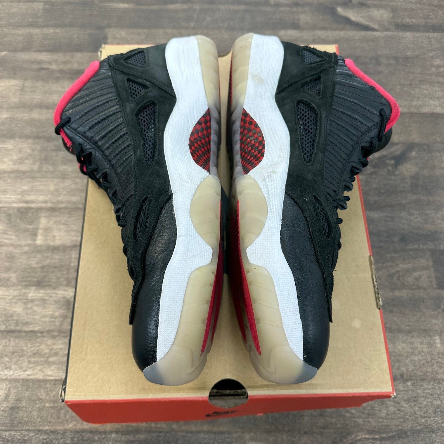 Bred Jordan 11 Low IE (USED)
