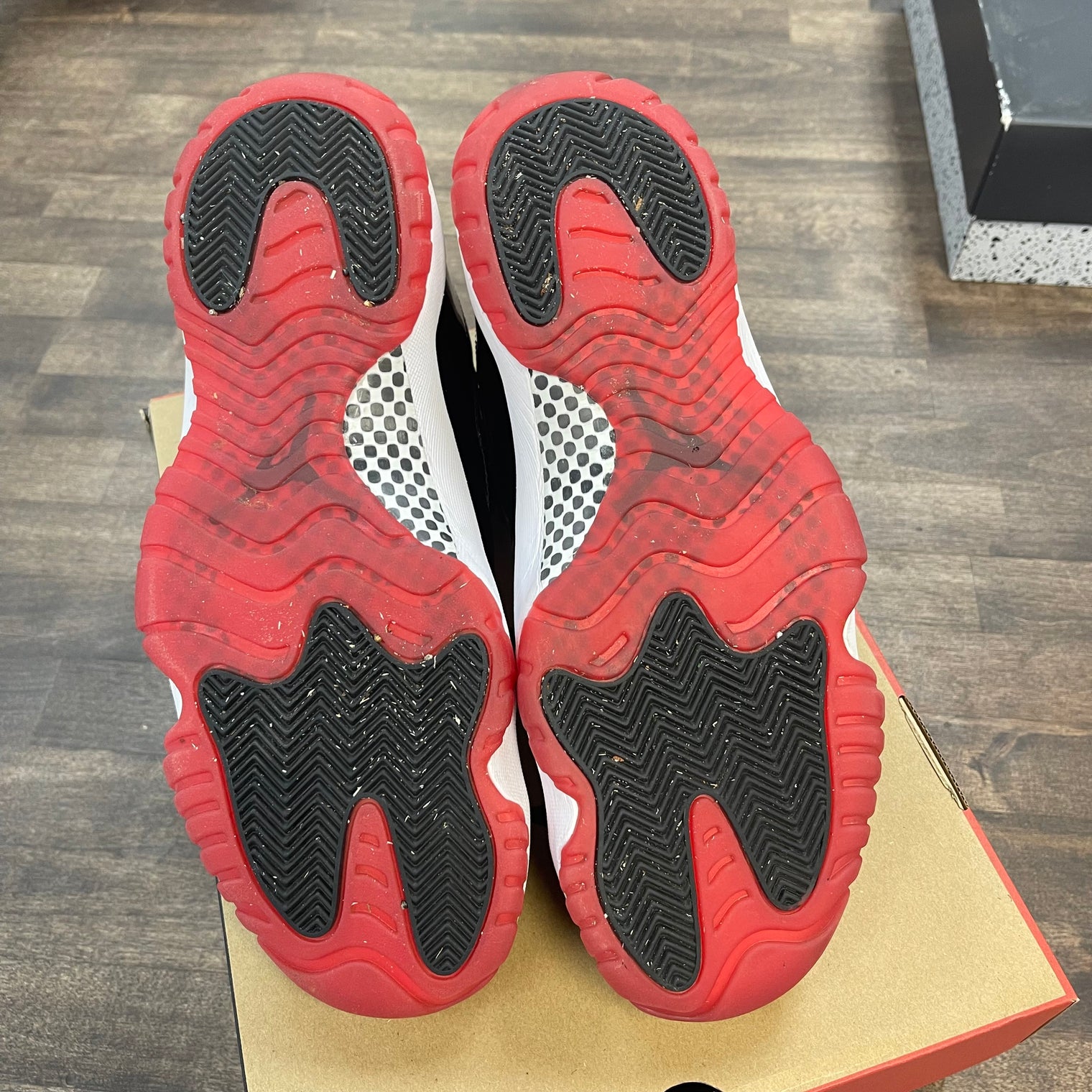 Bred Jordan 11 (2019) (USED)