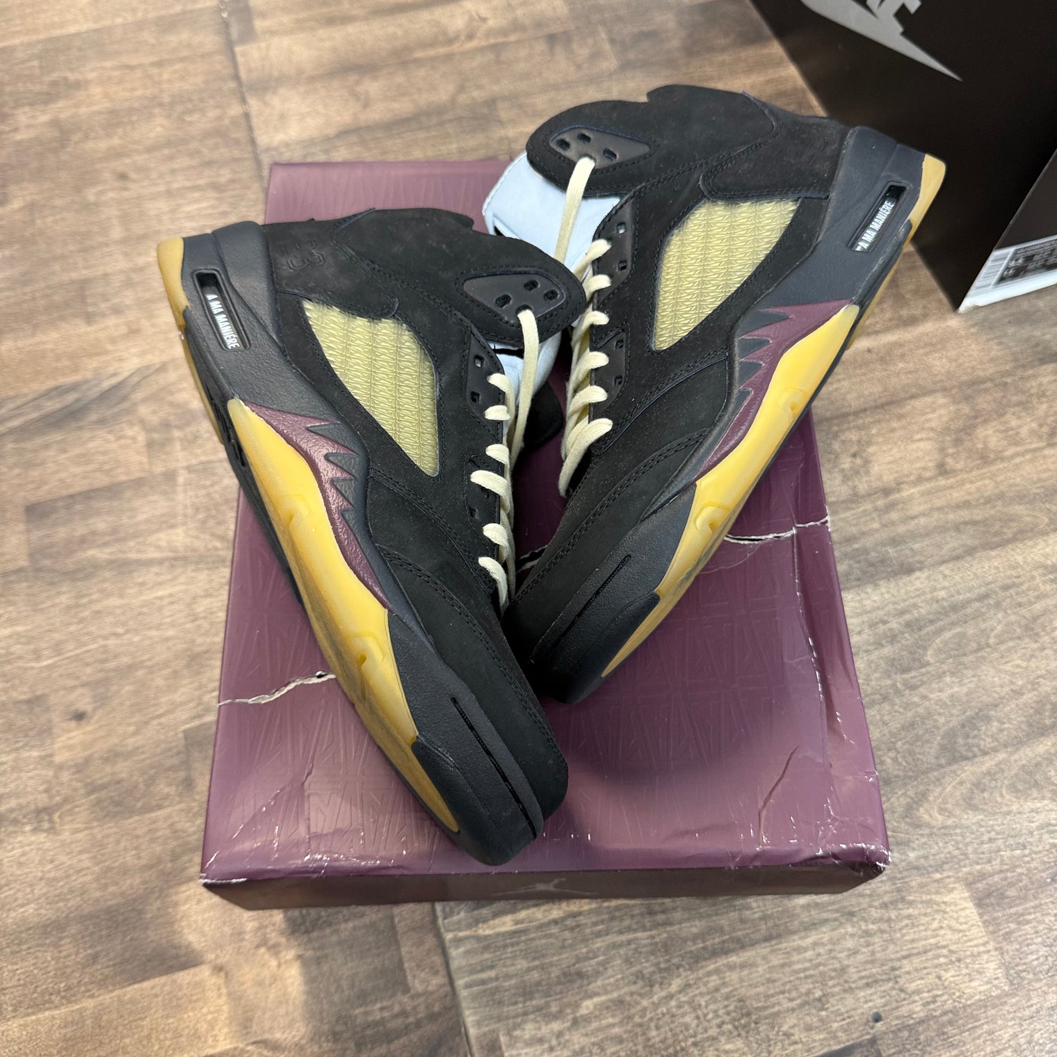 A Ma Maniere Dusk Jordan 5 retro (USED)