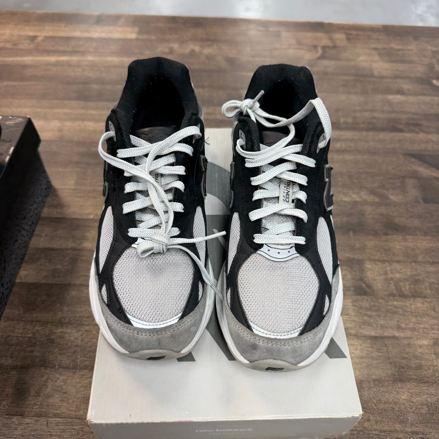 MiUSA DTLR GR3YSCALE New Balance 990v3 (USED)