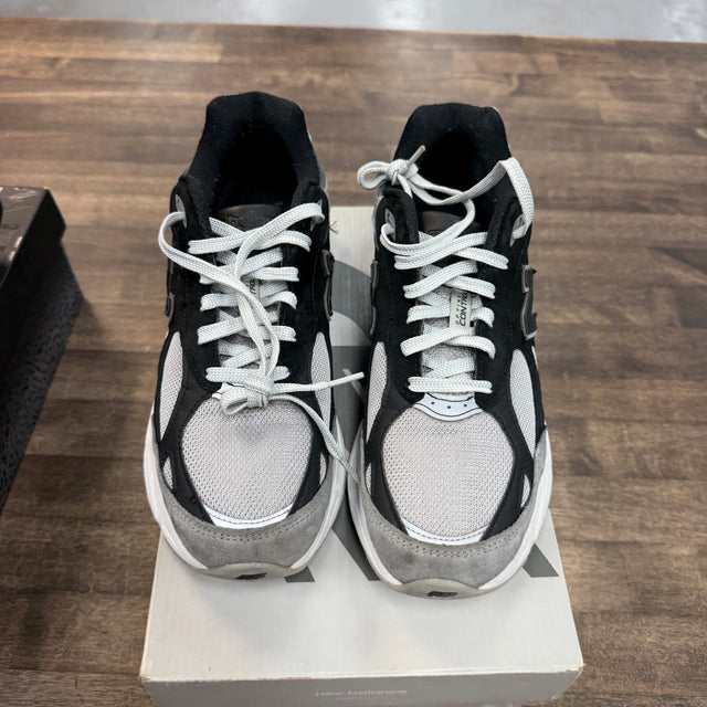 MiUSA DTLR GR3YSCALE New Balance 990v3 (USED)