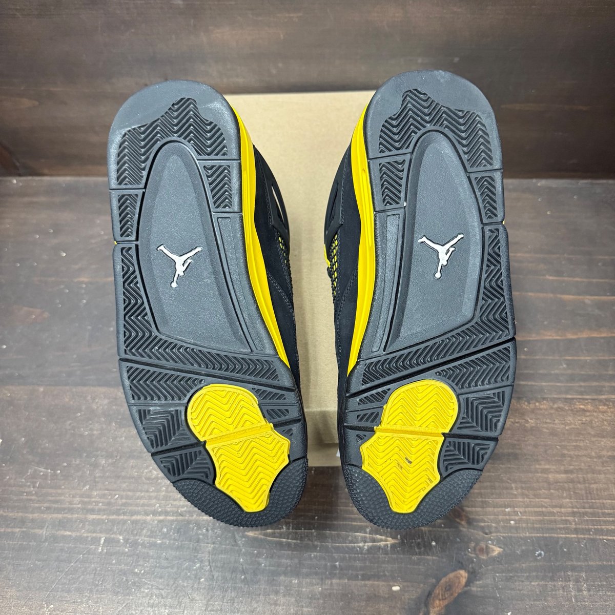 Jordan 4 Retro Thunder (2023) Size 8.5 (Pre-Owned) - box