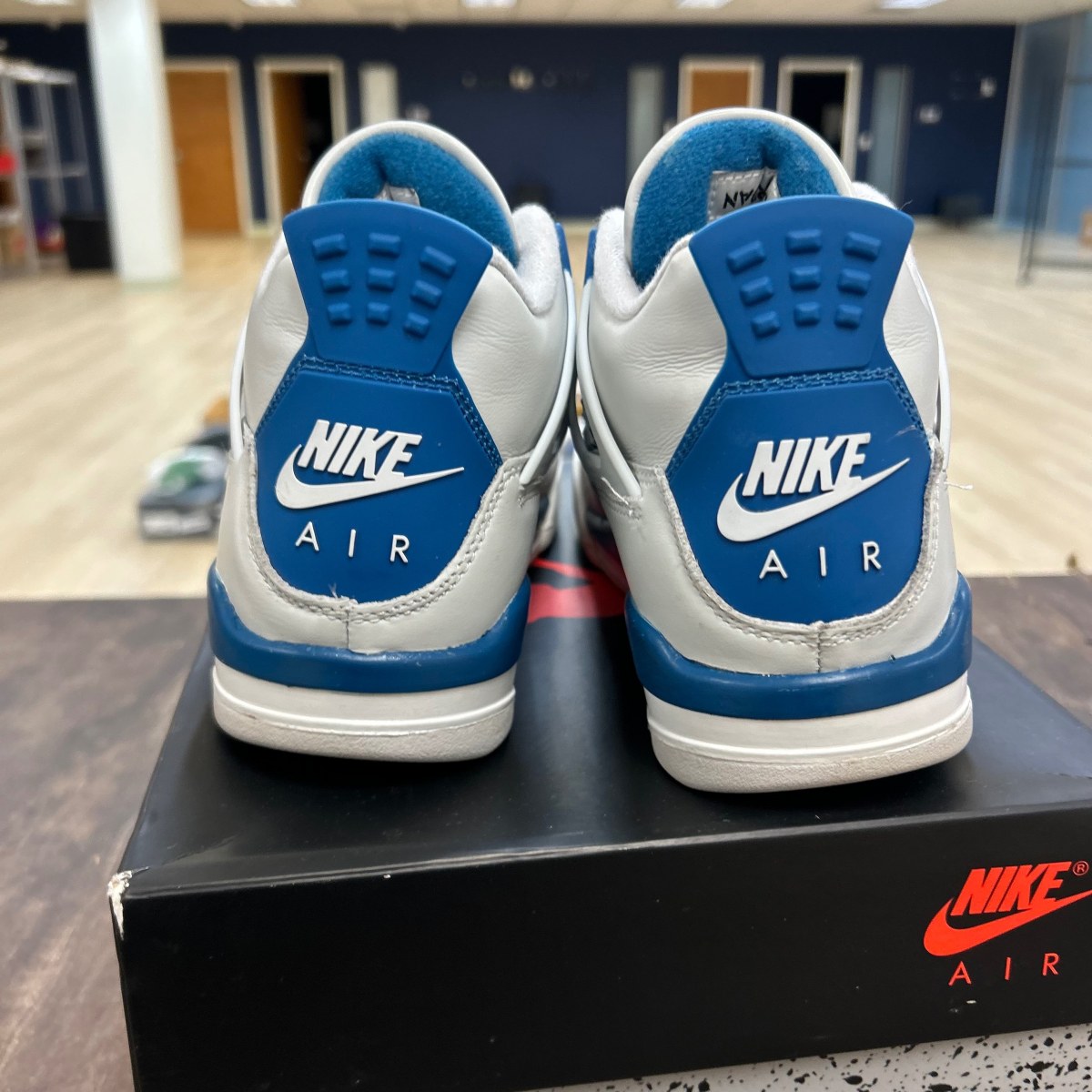 Jordan 4 Retro Military Blue (2024) (GS) Size 7Y (Moderately Worn Pre-Owned) - Image 4