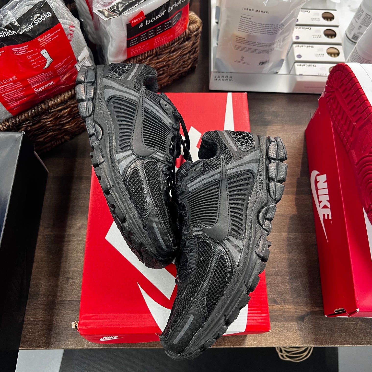 Triple Black Vomero 5 (USED)