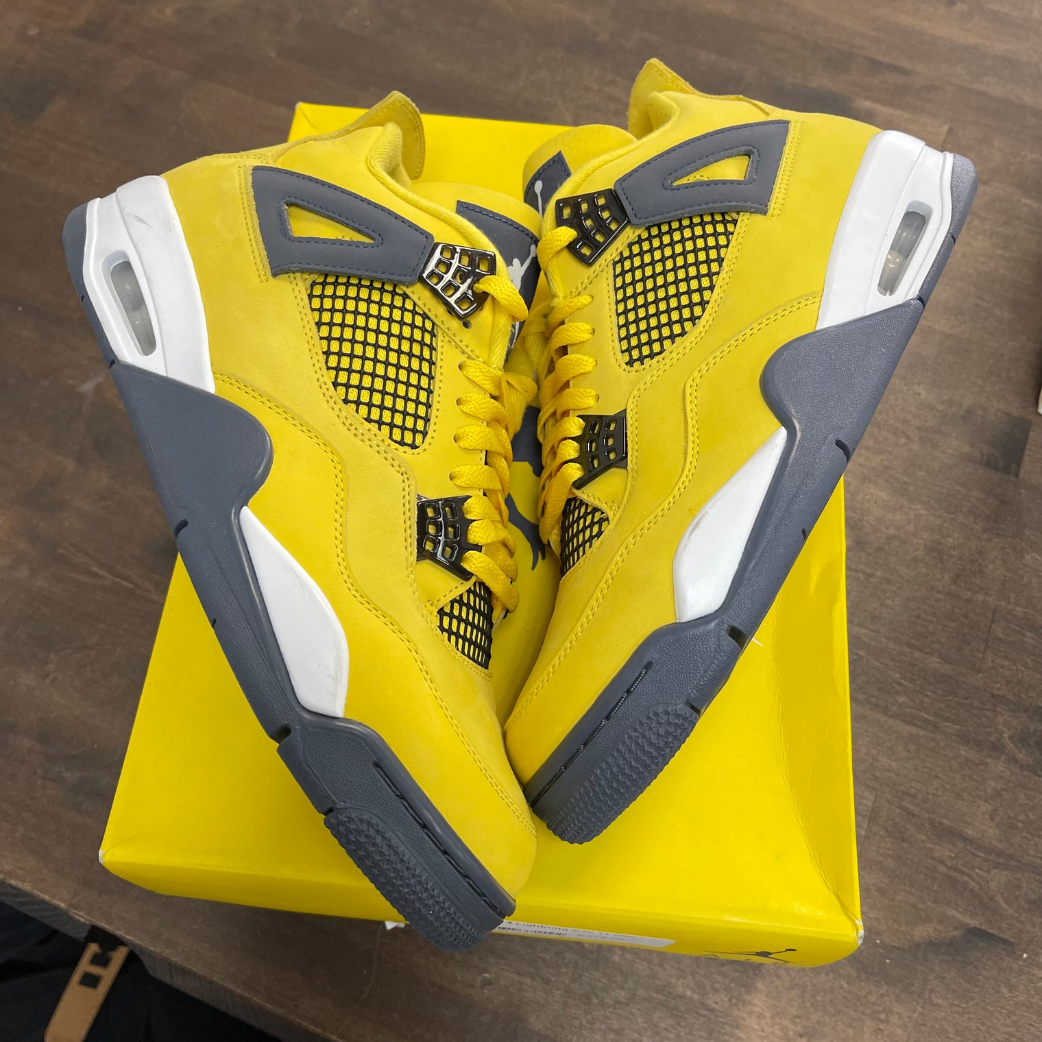Lightning Jordan 4 (USED)