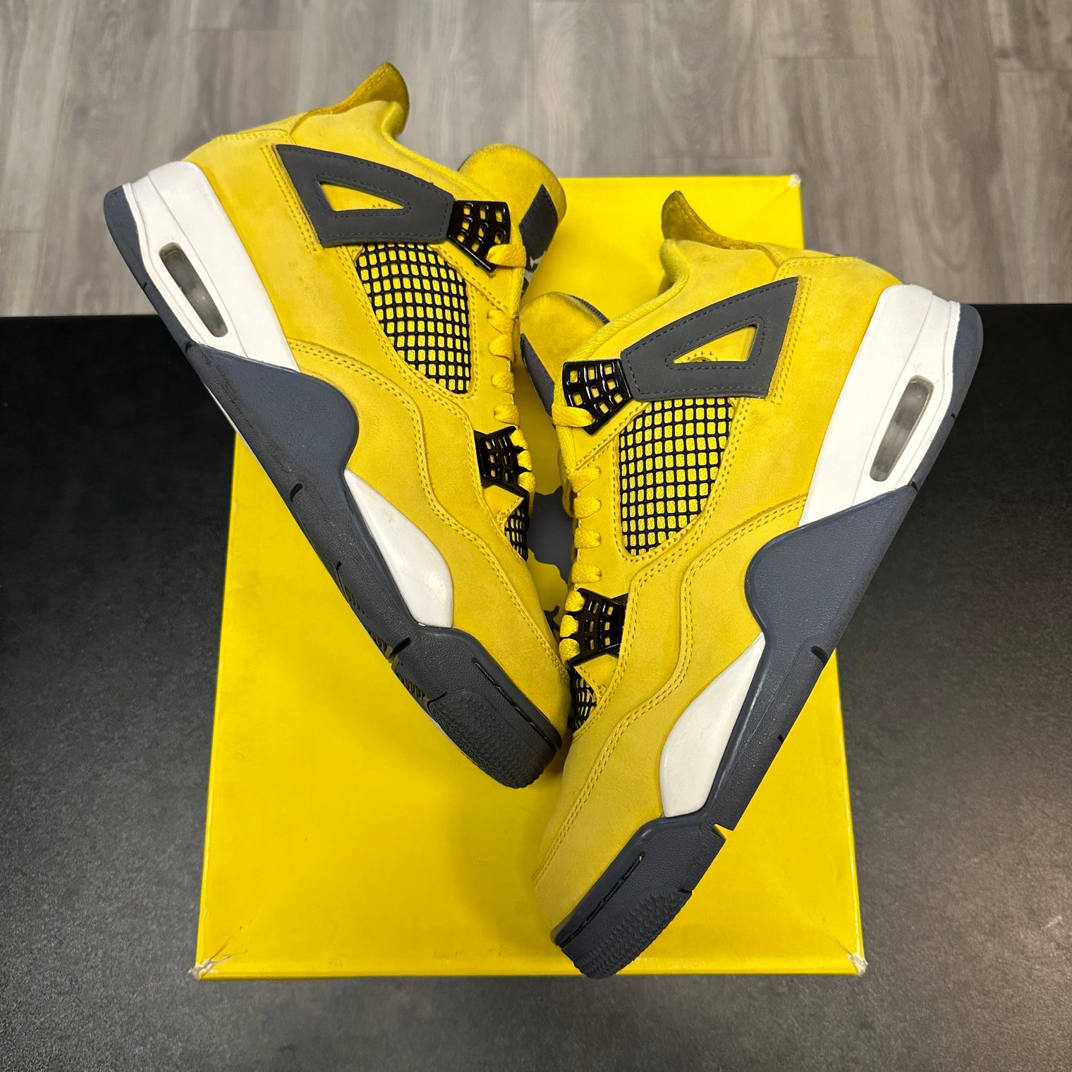Lightning Jordan 4 Retro (USED)