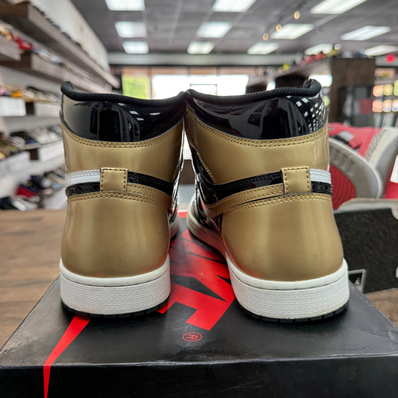 Patent Gold Jordan 1 High (USED)