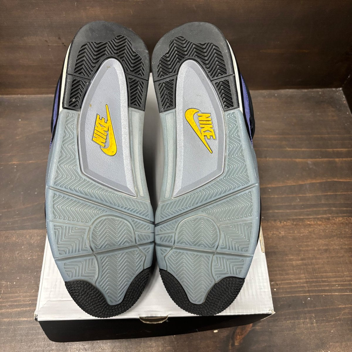 Jordan 4 Retro Lakers Size 12 (Pre-Owned) - box