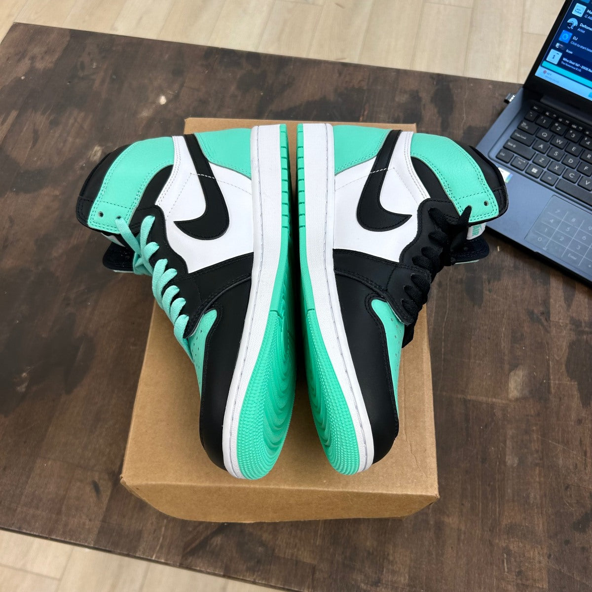 Jordan 1 Retro High OG Green Glow Size 10.5 (Pre-Owned) - Image 3