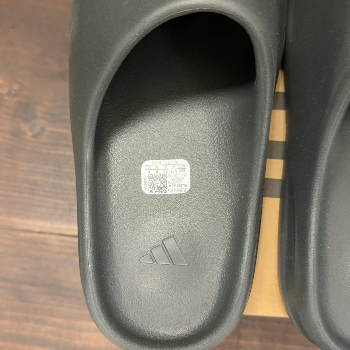 adidas Yeezy Slide Dark Onyx Size 9 - aux