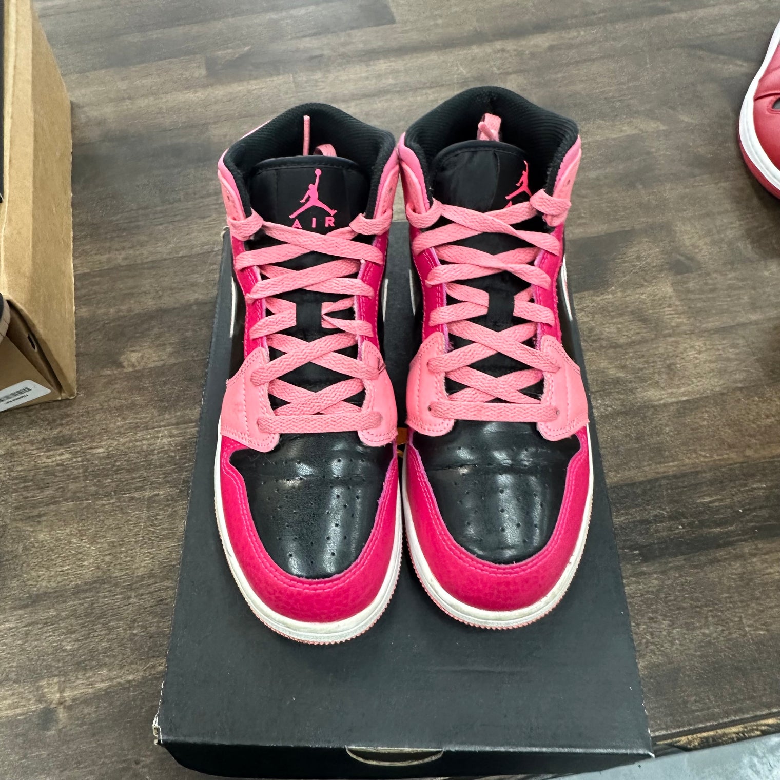 (GS) Coral Chalk Jordan 1 Mid (USED)