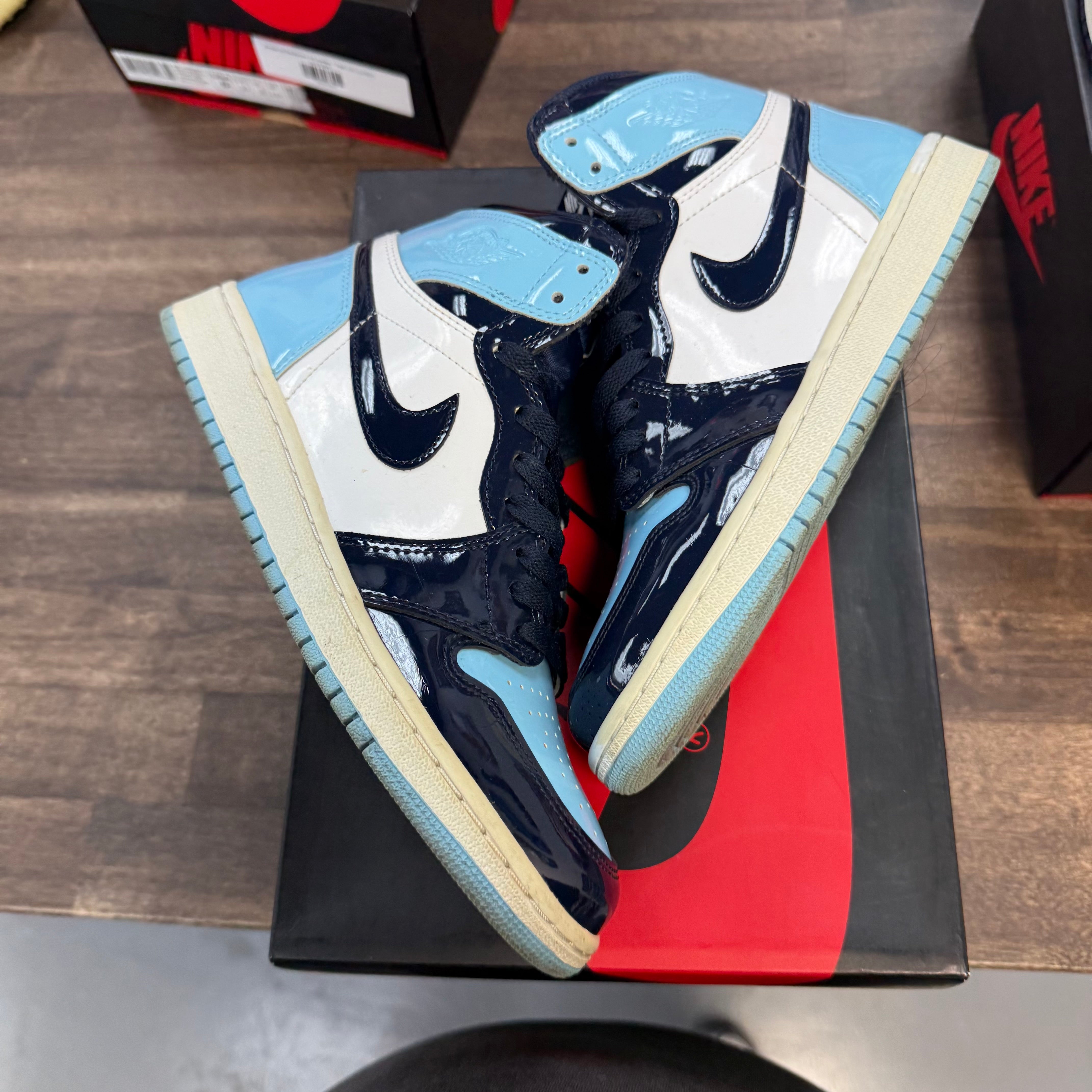 人気話題！Nike Wmns Jordan 1 Retro High UNC Patent Air Jordan 1 Blue Chill UNC Patent Leather Review & On Feet