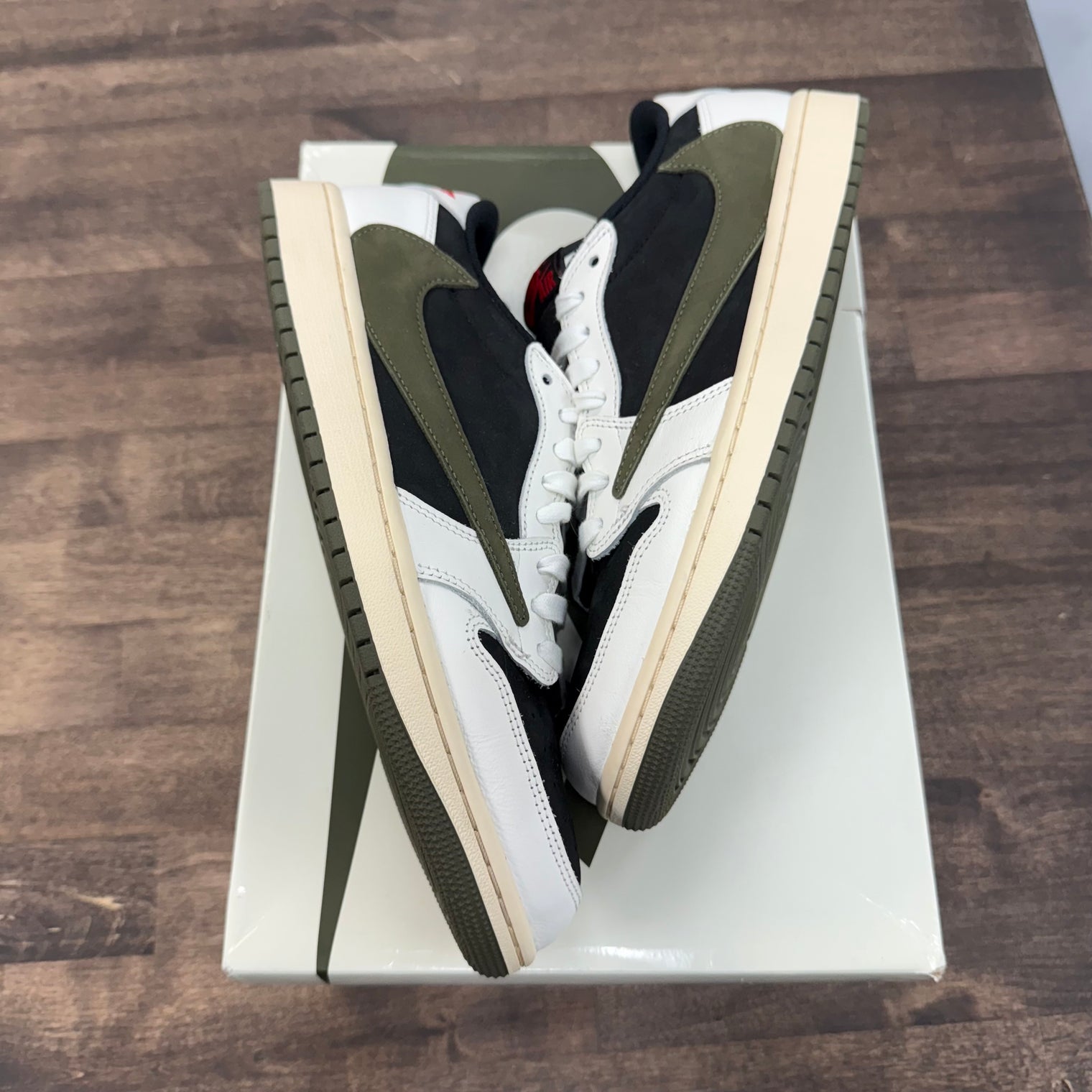 (W) Olive Travis Scott Jordan 1 Low OG (USED)