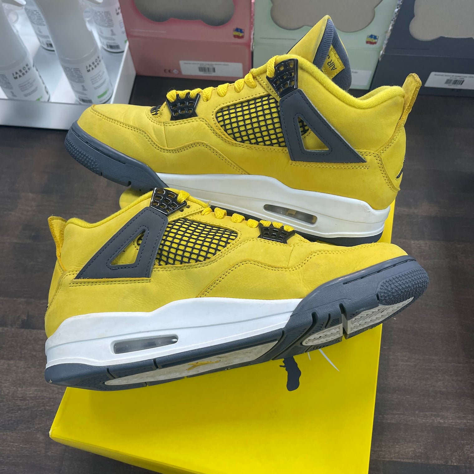 Lightning Jordan 4 (USED)