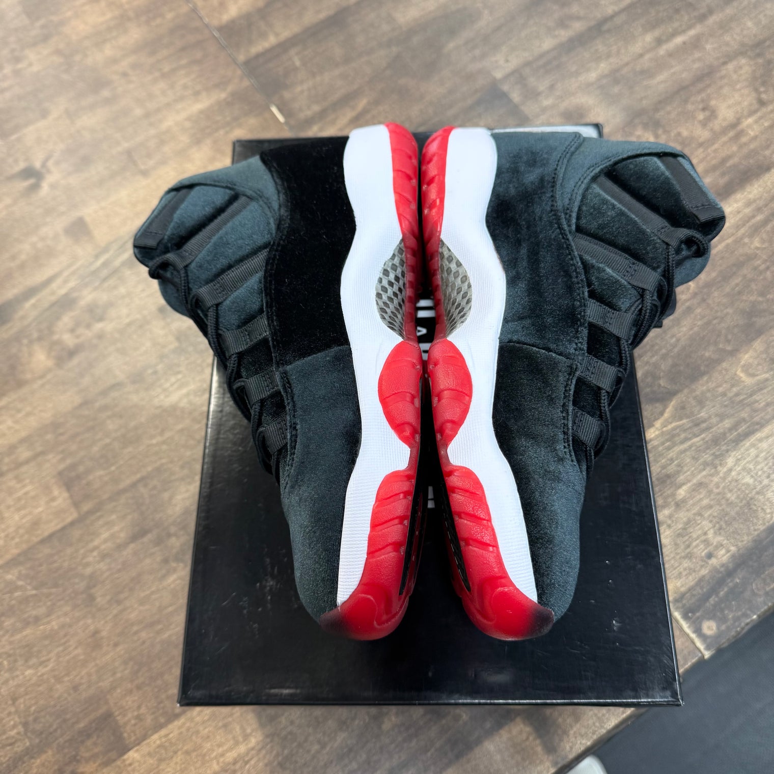 (W) Velvet Bred Jordan 11 (USED)