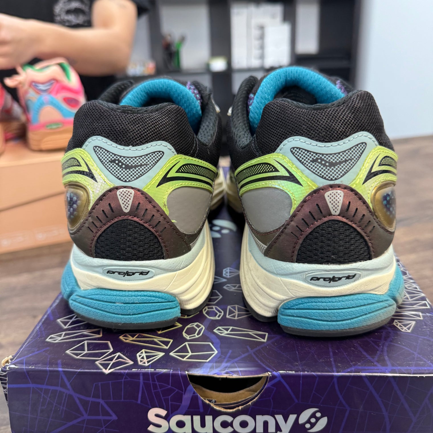 Crystal Cave Saucony ProGrid Omni 9 (USED)