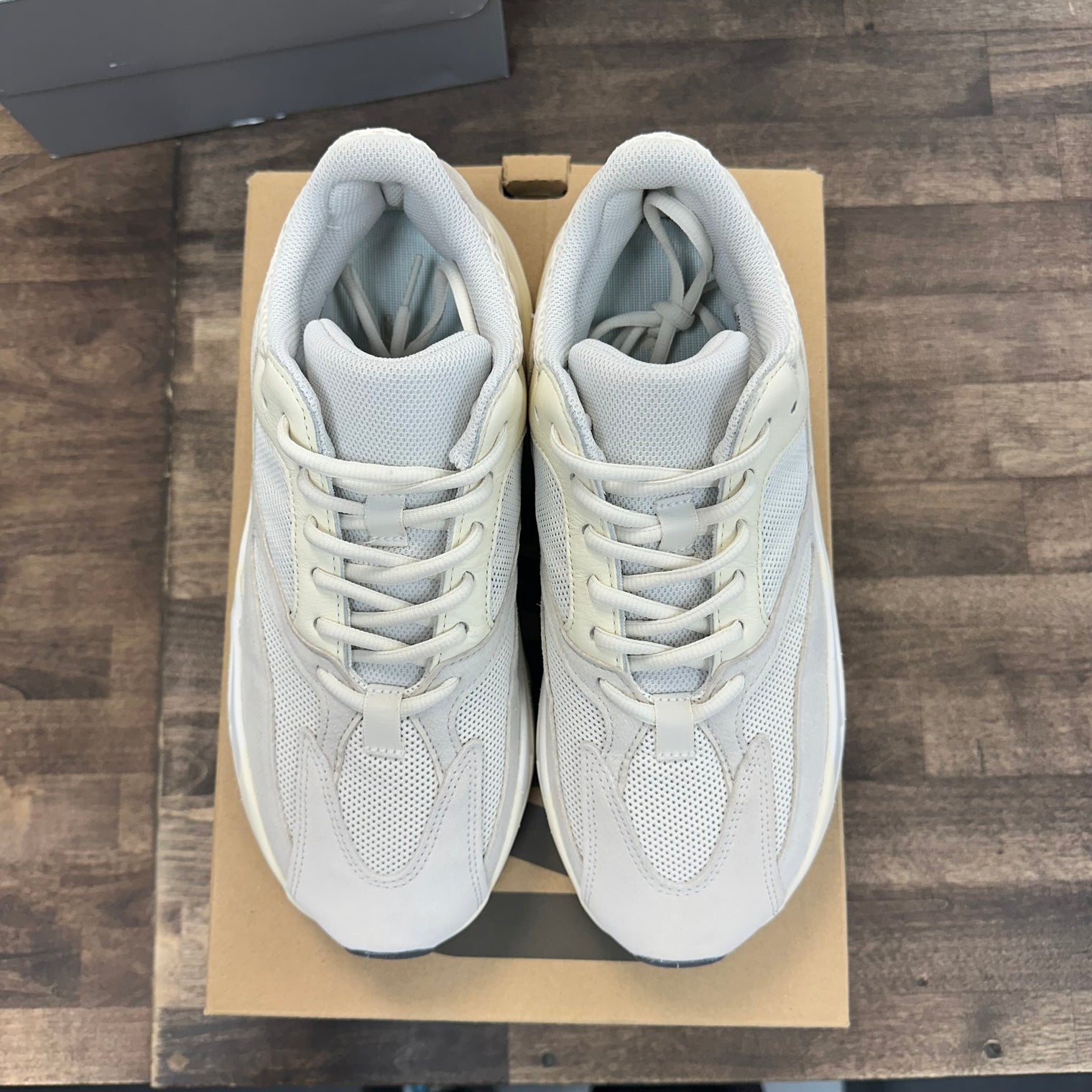 Analog Yeezy 700 (USED)