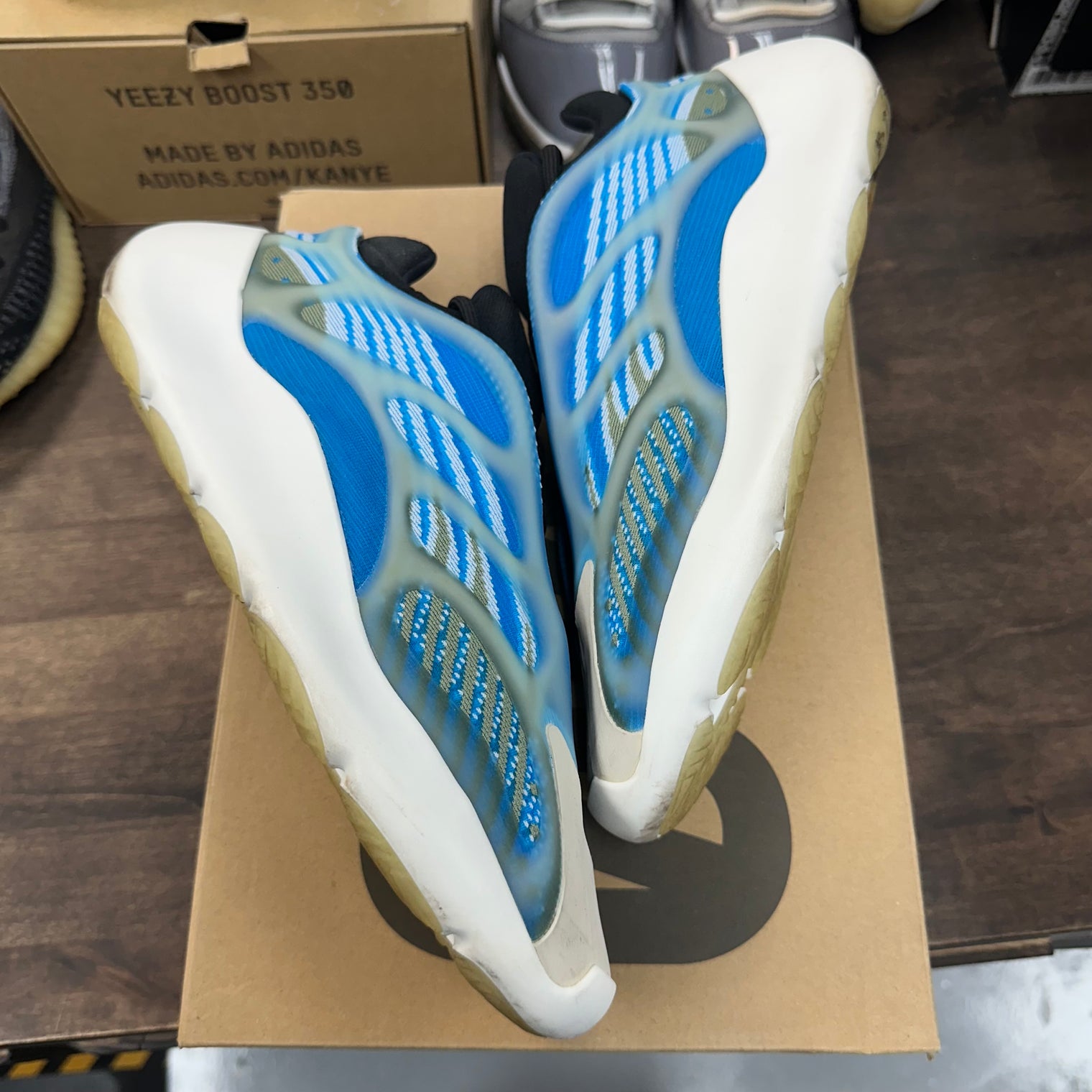 Arzareth Yeezy 700 V3 (USED)