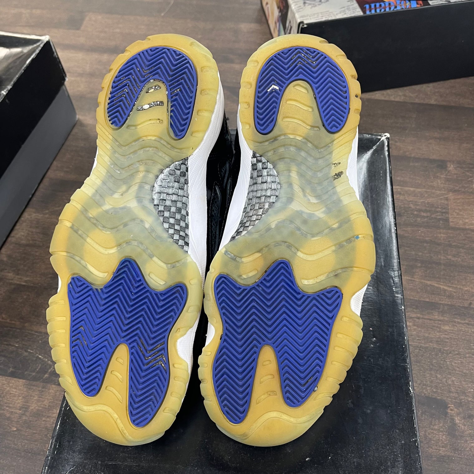 Space Jam Jordan 11 Low IE (USED)