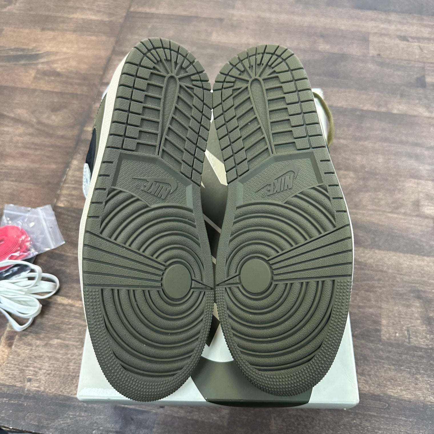 (W) Olive Travis Scott Jordan 1 Low OG SP (USED)