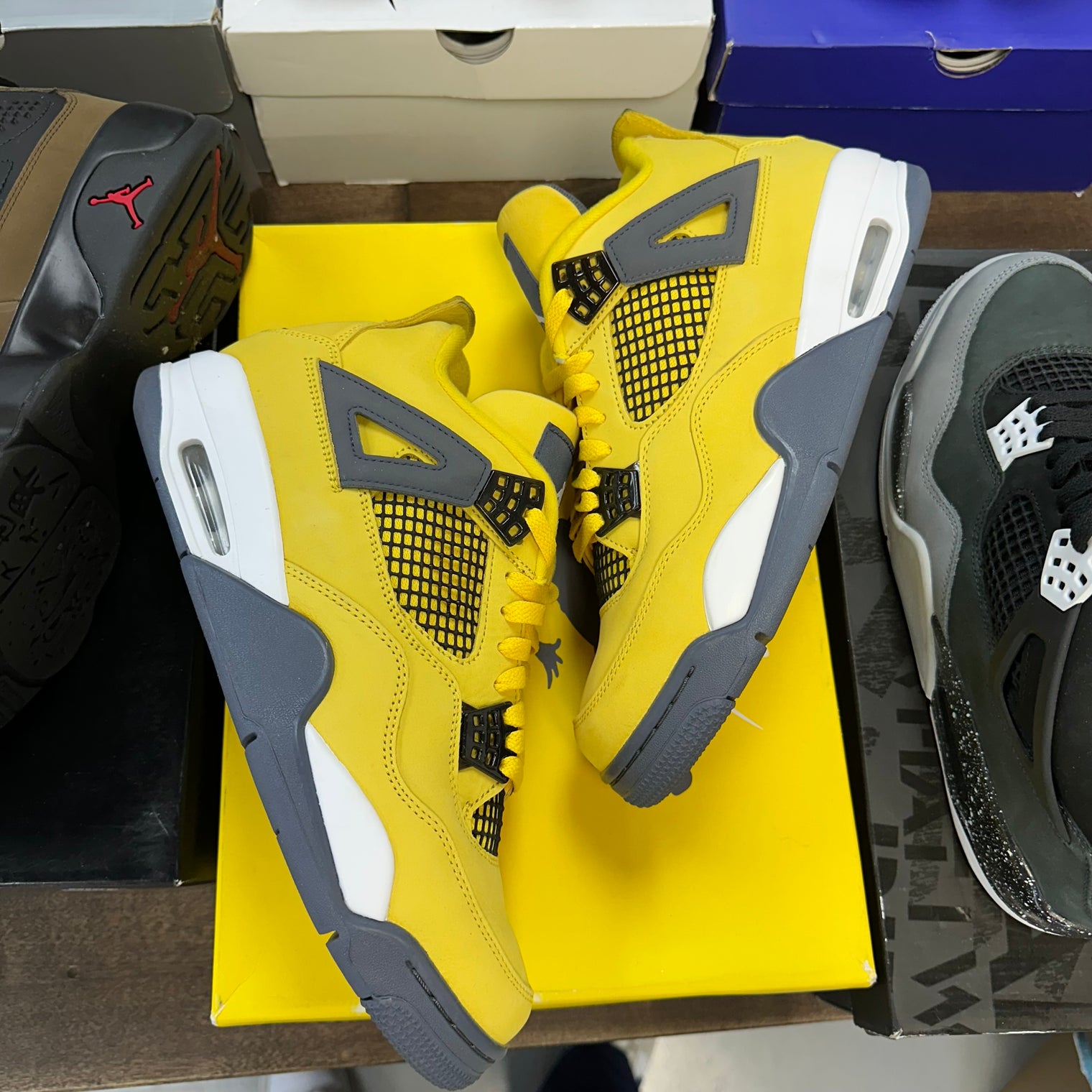 Lightning Jordan 4 Retro (USED)