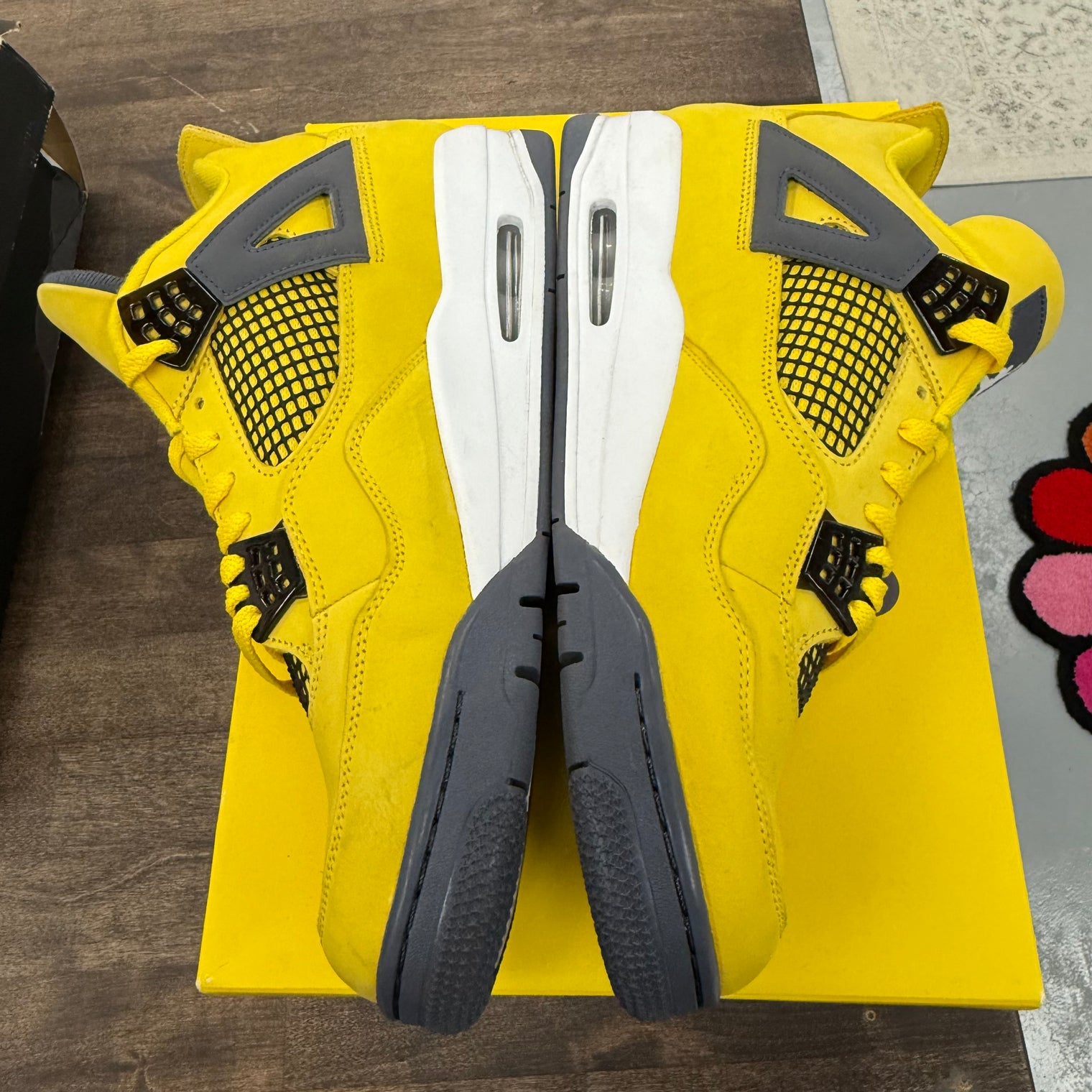 Lightning Jordan 4 Retro (USED)