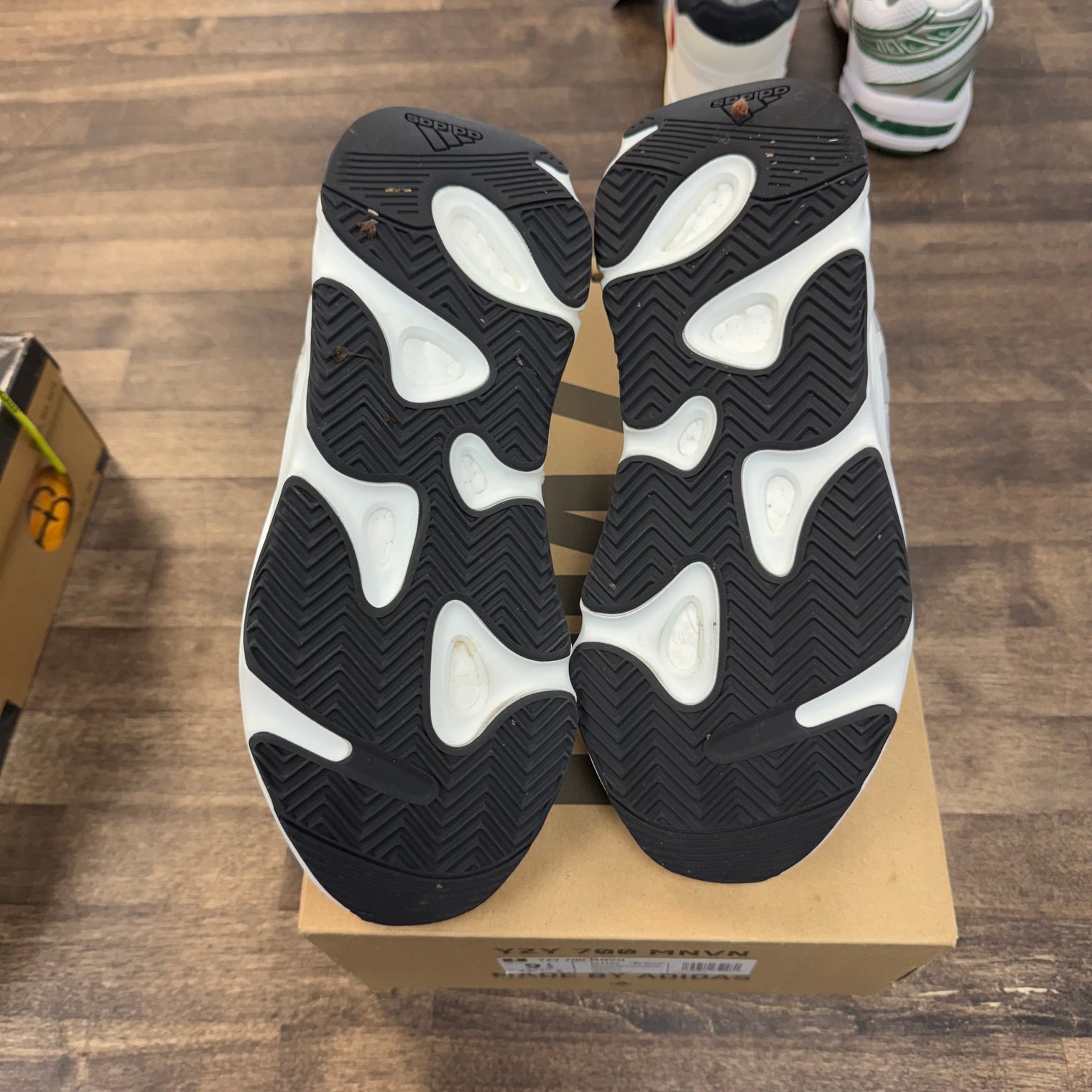 Laceless Analog Yeezy 700 MNVN (USED)