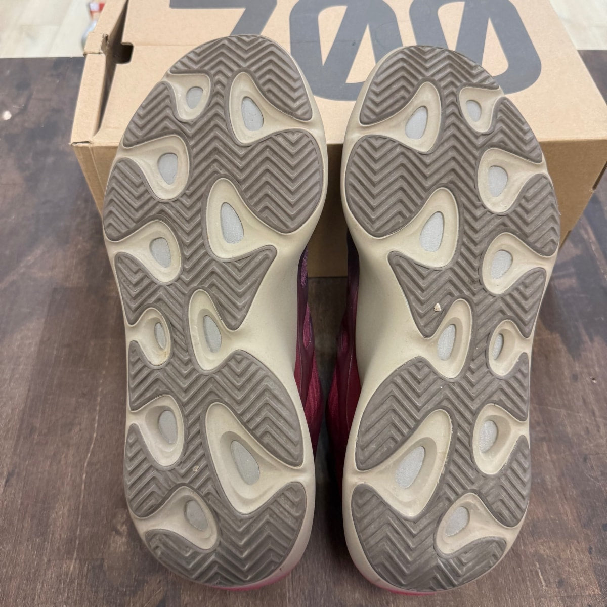 adidas Yeezy 700 V3 Fade Carbon Size 13 (Pre-Owned) - Image 5
