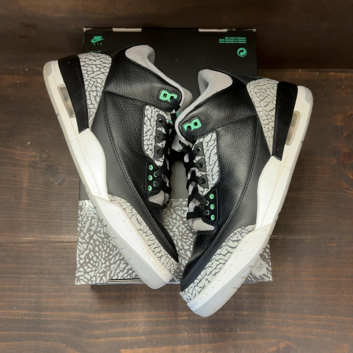 Jordan 3 Retro Green Glow Size 9 (Pre-Owned) - back