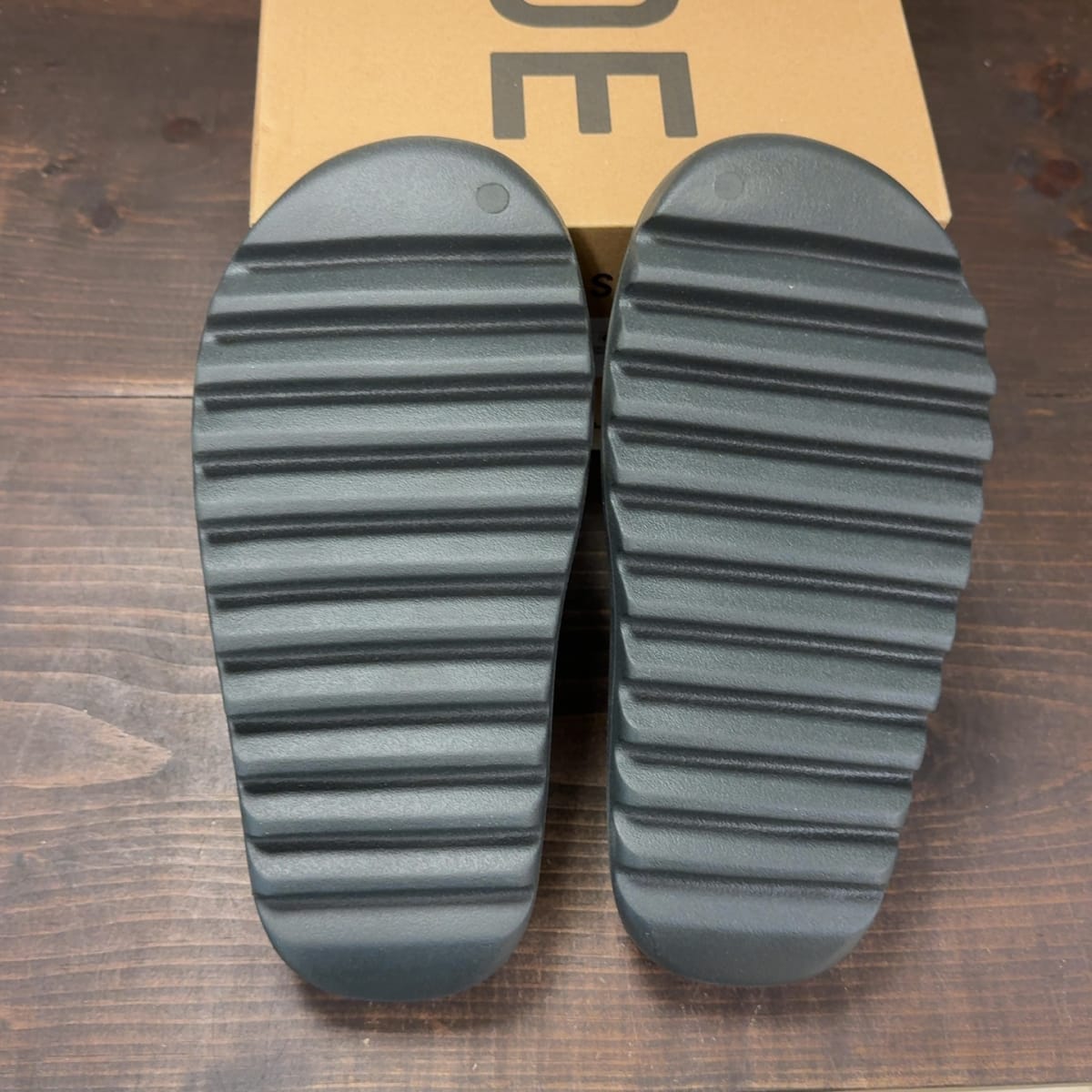 adidas Yeezy Slide Dark Onyx Size 9 - aux