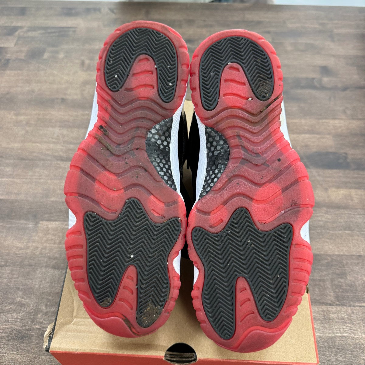 Jordan 11 Retro Low Bred (2025) Size 13 (Pre-Owned) - Image 4