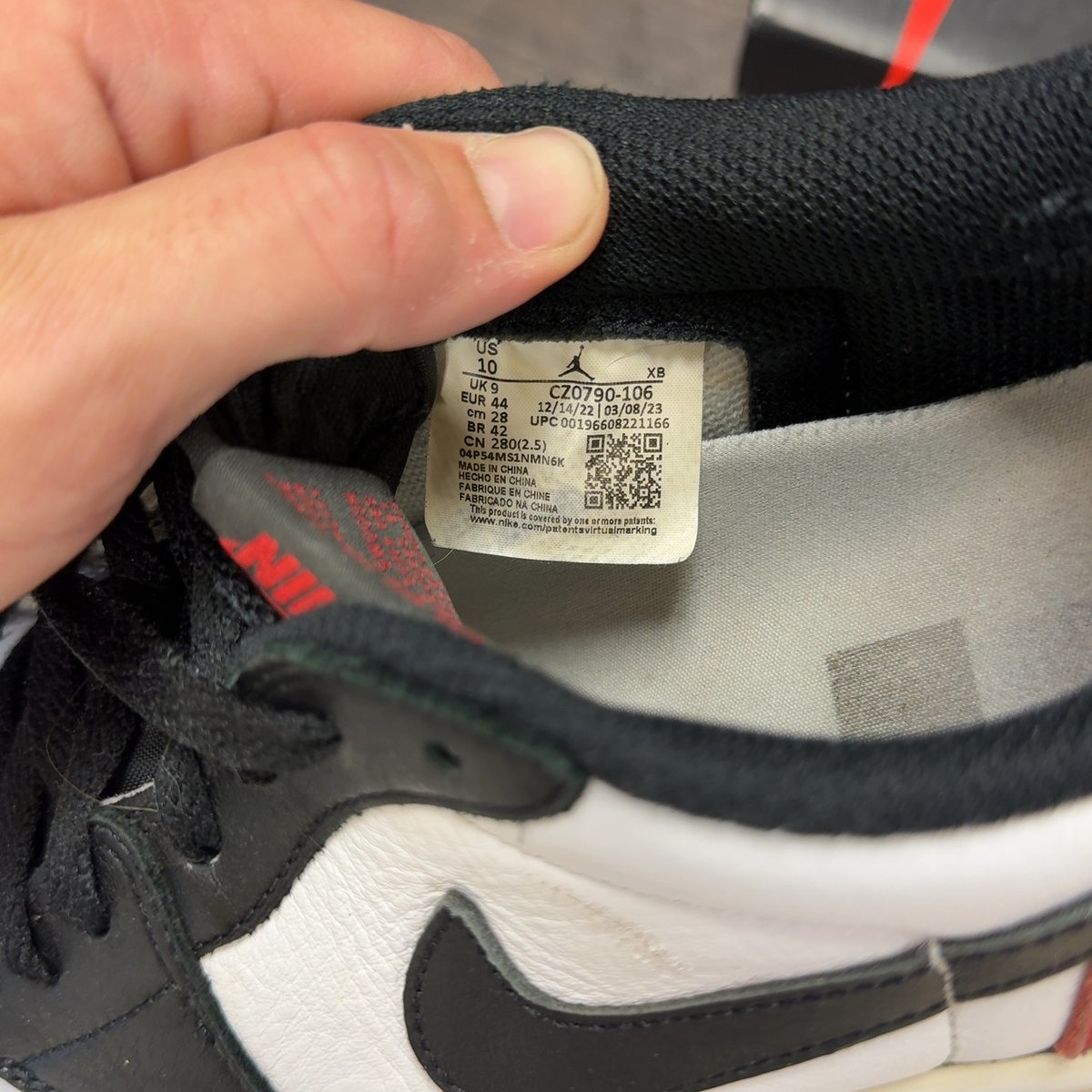 Jordan 1 Retro Low OG Black Toe (2023) Size 10 (Pre-Owned) - aux